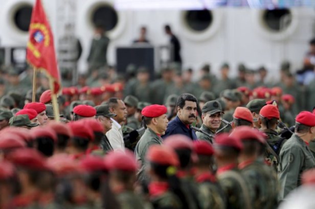 Maduro en medio de militares