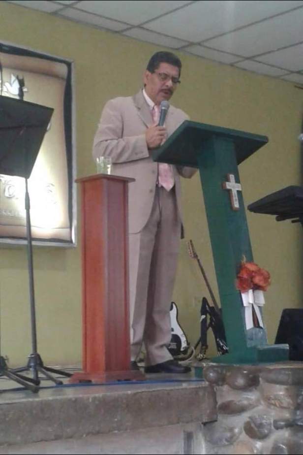 pastor efren mendez.jpg