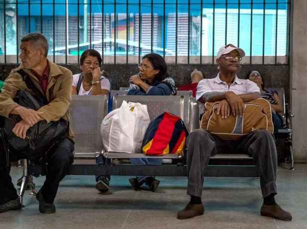 Precios de pasajes suman más dificultades a festejos navideños en Venezuela